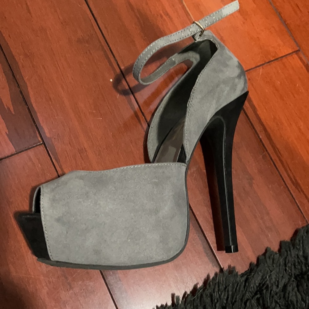 3 1/2 in. Black & grey high heels - Picture 2 of 6